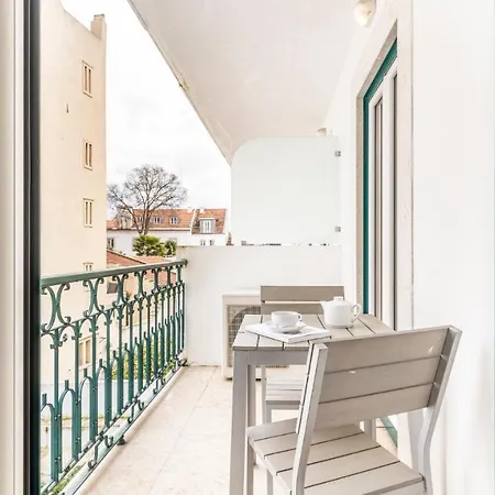 Plum Guide - Majestic Green Apartment